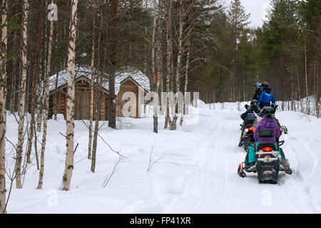 Safari su motoslitte a Salla, Lapponia, Finlandia. Guidato safari in motoslitta sono un modo sicuro per esplorare il deserto vicino e lontano. Foto Stock