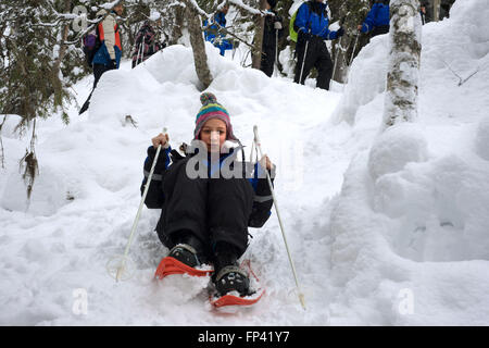 Funny Girl nella salla facendo una gita con le racchette da neve a parete di ghiaccio, Salla, Lapponia, Finlandia. È possibile vivere la natura invernale anche da wal Foto Stock