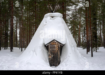 Salla, Lapponia, Finlandia. Tipiche baite. Turf capanne hanno molto di strutture di base e vi è tipicamente una stufa o caminetto e una d Foto Stock