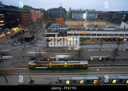 Helsinki fermata del tram in Mannerheimintie Street di fronte Kamppi center e Kampintori square. La Finlandia. La Helsinki rete di tram Foto Stock