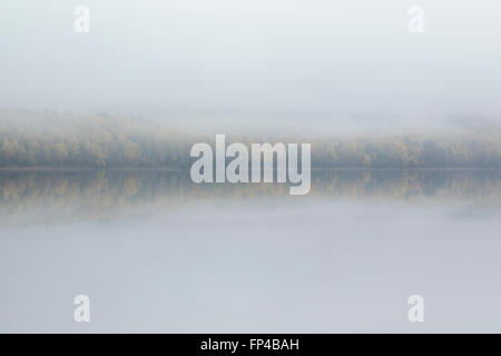 La nebbia vista sul Loch Insh Caringorms nel Parco Nazionale, Scozia Foto Stock