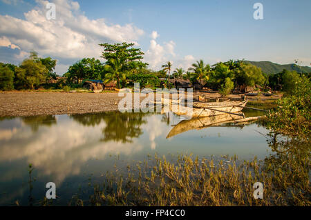 Tramonto su un rustico villaggio di pescatori nel nord del Madagascar Foto Stock