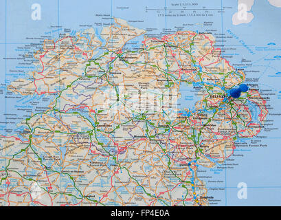 Mappa stradale dell'Irlanda del Nord, con una mappa che indica il pin Belfast, nella contea di Antrim, la capitale dell'Irlanda del Nord. Foto Stock