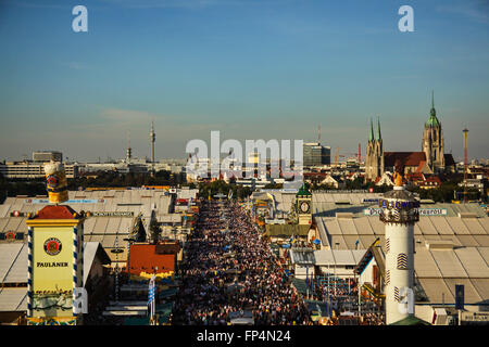 L'Europa, in Germania, in Baviera, Monaco di Baviera, Oktoberfest dal di sopra, la chiesa di San Paolo Foto Stock