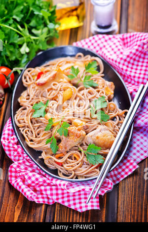 La carne fritta con spezie e soba sulla piastra Foto Stock