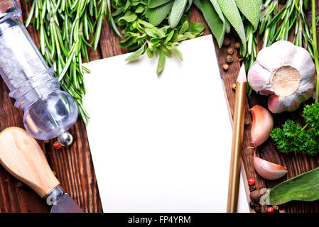 Aroma di erbe e spezie su un tavolo, sfondo dalla ricetta Foto Stock