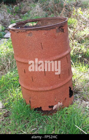 Rusty, vecchio olio inceneritore di canna Foto Stock