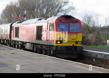 DB Cargo Rail (ex DB Schenker) Classe 60 locomotiva diesel traina una carta del passeggero in treno attraverso la piattaforma 4 in corrispondenza della stazione Helsby nel Cheshire. Foto Stock