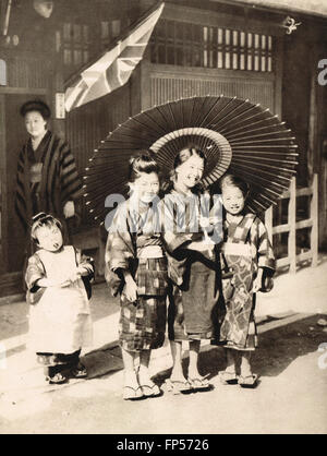 Sorridente Giapponese studentesse in piedi sotto la union jack. royal visita di Edward Principe di Galles il futuro re Edward VIII a Kyoto in Giappone nel 1922 Foto Stock