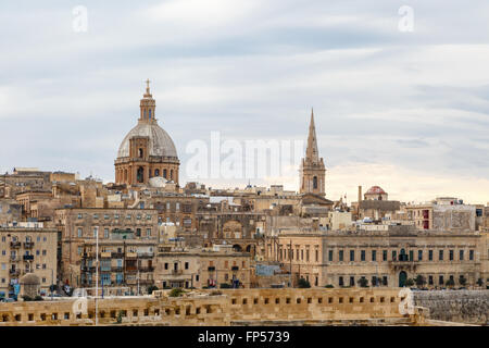 La Valletta, Malta - 30 Ottobre 2015 : Vista generale del paesaggio urbano di La Valletta a Malta isola con storici edifici di pietra calcarea da Foto Stock