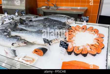 Pesce crudo pronto per la vendita nel supermercato Magnit. Uno dei più grandi rivenditori alimentari in Russia Foto Stock