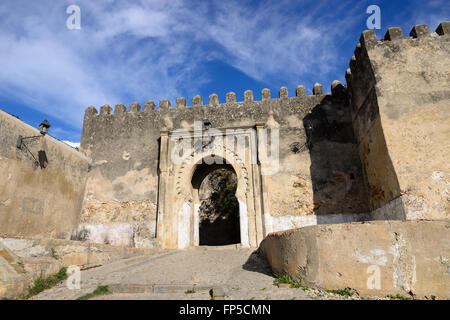 Cancello di ingresso dietro le antiche mura della città vecchia (Medina) in Tanger, Marocco, Africa Foto Stock