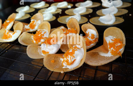 Khanom Beaung tailandese o una sorta di pancake riempito il cibo thai o Thai Style Crisp Tart sul vassoio, Thailandia - (messa a fuoco selettiva) Foto Stock