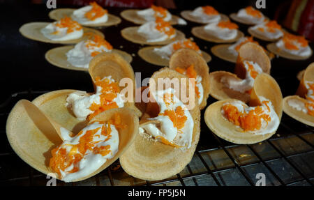 Khanom Beaung tailandese o una sorta di pancake riempito il cibo thai o Thai Style Crisp Tart sul vassoio, Thailandia - (messa a fuoco selettiva) Foto Stock