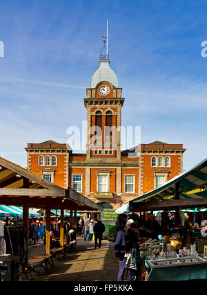 L'outdoor street market e il Mercato coperto in Chesterfield Town Center North East Derbyshire England Regno Unito Foto Stock