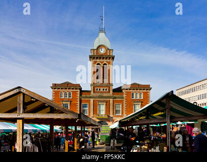 L'outdoor street market e il Mercato coperto in Chesterfield Town Center North East Derbyshire England Regno Unito Foto Stock