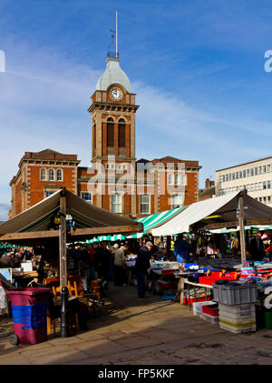 L'outdoor street market e il Mercato coperto in Chesterfield Town Center North East Derbyshire England Regno Unito Foto Stock