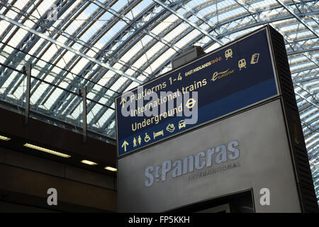 Segno per i treni internazionali a St Pancras. Stazione ferroviaria a Londra, Inghilterra, Regno Unito, Europa. Foto Stock