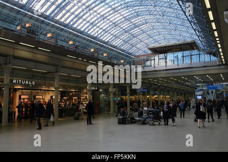 Lo shopping e le partenze e gli arrivi concourse a St Pancras International Railway Station, a Londra, Inghilterra, Regno Unito, Europa. Foto Stock