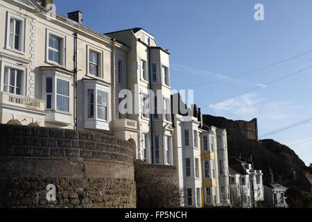 Castledown terrazza con il castello di Hastings in background, Hastings, East Sussex, Regno Unito Foto Stock