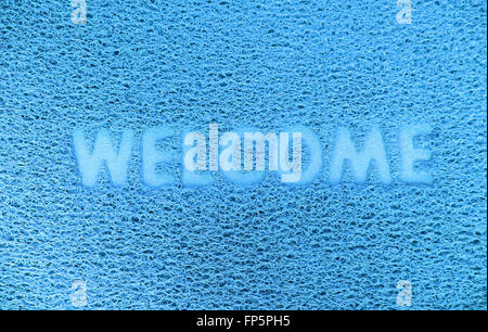 Benvenuti in plastica porta rossa capet texture dello sfondo. Foto Stock