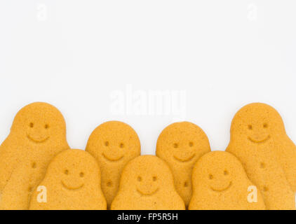 Una fila di felice gingerbread uomini isolato su un fondo bianco. Foto Stock