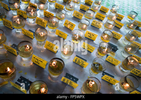 Kuala Lumpur, Malesia - 19 febbraio 2016. Candele sul tavolo la religione degli oggetti.. Foto Stock