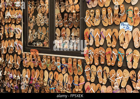 Sandali sul display nel negozio del fornitore, Sorrento, Italia Foto Stock