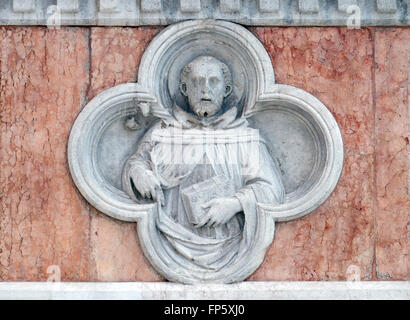 San Domenico di Paolo di Bonaiuto rilievo sulla facciata della Basilica di San Petronio a Bologna, Italia, il 04 giugno, 2015 Foto Stock