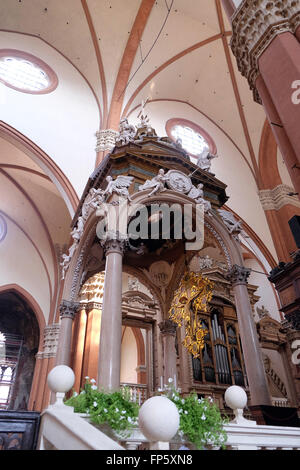Altare Maggiore della Basilica di San Petronio, enorme e bella cattedrale di Bologna, Italia Foto Stock