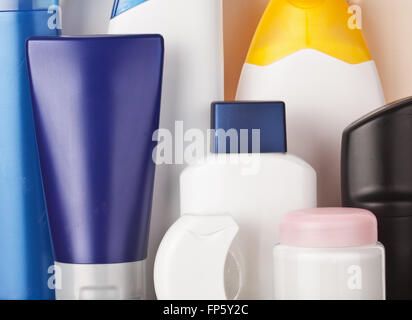 Set di articoli da toeletta colorati cosmetici bottiglie in plastica Foto Stock