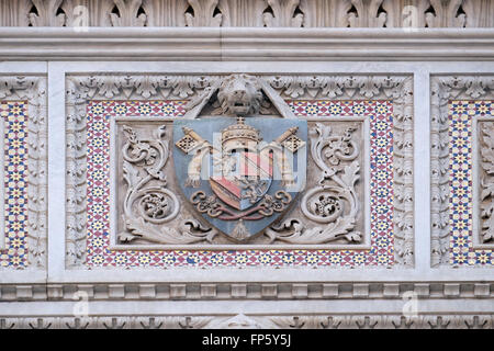 Stemmi delle famiglie importanti che hanno contribuito alla facciata, Cattedrale di Santa Maria del Fiore, Firenze, Italia Foto Stock