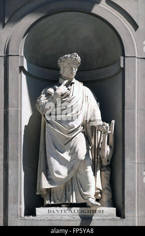 Dante Alighieri nelle nicchie del colonnato degli Uffizi a Firenze, Italia Foto Stock