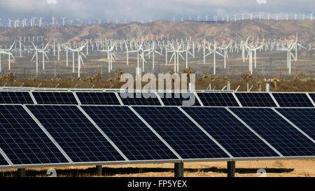 Pannelli solari e di un mulino a vento della produzione di energia elettrica nei pressi di Mojave California Foto Stock