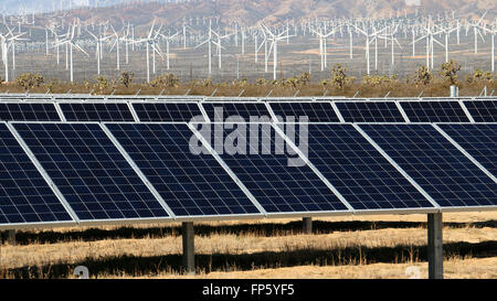 Pannelli solari e di un mulino a vento della produzione di energia elettrica nei pressi di Mojave California Foto Stock