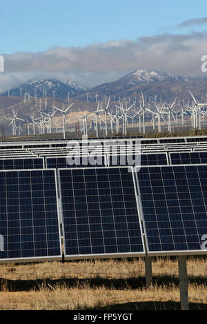 Pannelli solari e di un mulino a vento della produzione di energia elettrica nei pressi di Mojave California Foto Stock