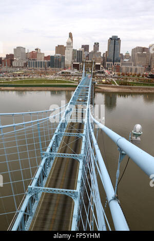 John A. Roebling sospensione ponte sopra il fiume Ohio tra Cincinnati, Ohio e Covington, Kentucky. Foto Stock