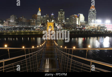 John A. Roebling sospensione ponte sopra il fiume Ohio tra Cincinnati, Ohio e Covington, Kentucky. Foto Stock