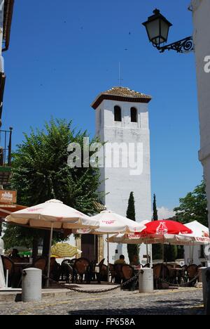 Chiesa di San Miguel in San Miguel Bajo Plaza de San Miguel Bajo con caffetterie in primo piano, Granada, Spagna. Foto Stock