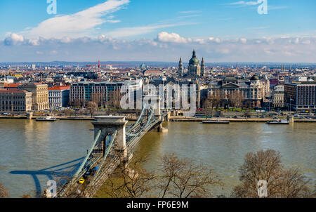 Il Ponte delle catene e Pest vista dal castello di Buda Foto Stock