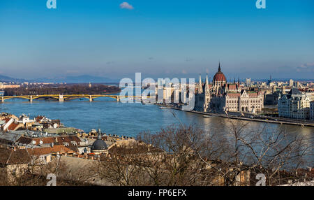 Il Parlamento ungherese e vista fiume Danubio a Budapest Foto Stock