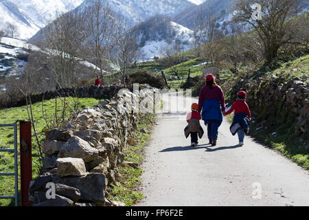 Vista posteriore di una famiglia Foto Stock