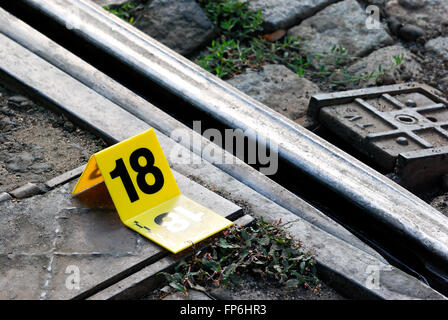 Prove di scene del crimine Marker vicino alle rotaie Foto Stock