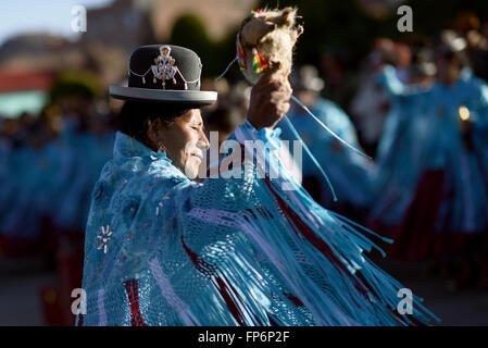 L Aymara donne che danzano al Festival di La Virgen del Rosario in provincia di Chucuito, Regione di Puno, Perù. La Virgen del Rosario è il santo patrono dell'Ordine Domenicano, che erano in carica delle confraternite slave in tempi coloniali. La celebrazione è evidenziata dalla presenza di pallas, signore vestito in costume con maniche larghe e alte corone di fiori e il famoso negritos, danzatori vestiti di lana nera maschere che animano la celebrazione. Foto Stock