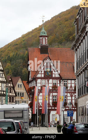 Rathouse con orologio sulla Marktplatz square in Bad Urach, Germania il 21 ottobre 2014. Foto Stock