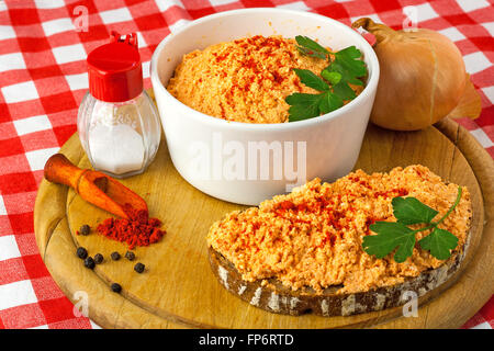 Tradizionale piatto ungherese: korozott - cottage piccante crema di formaggio Foto Stock