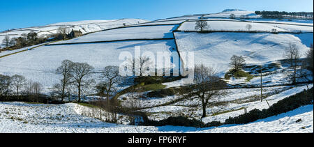 La Kinder Scout altopiano sopra la valle Sett, vicino Hayfield, Peak District, Derbyshire, Inghilterra, Regno Unito. Dal Monte colmo di carestia. Foto Stock