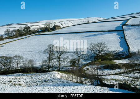 La Kinder Scout altopiano sopra la valle Sett, vicino Hayfield, Peak District, Derbyshire, Inghilterra, Regno Unito. Dal Monte colmo di carestia. Foto Stock