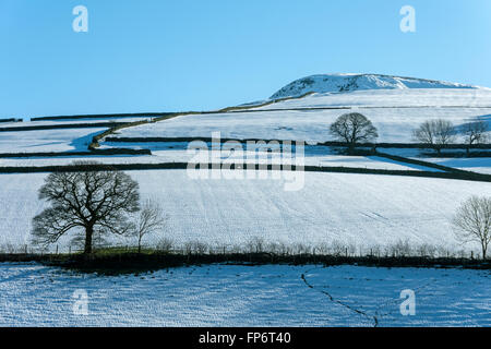 La Kinder Scout altopiano sopra la valle Sett, vicino Hayfield, Peak District, Derbyshire, Inghilterra, Regno Unito. Dal Monte colmo di carestia. Foto Stock