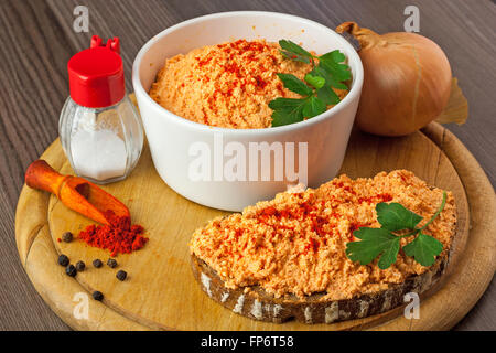 Tradizionale piatto ungherese: korozott - cottage piccante crema di formaggio Foto Stock